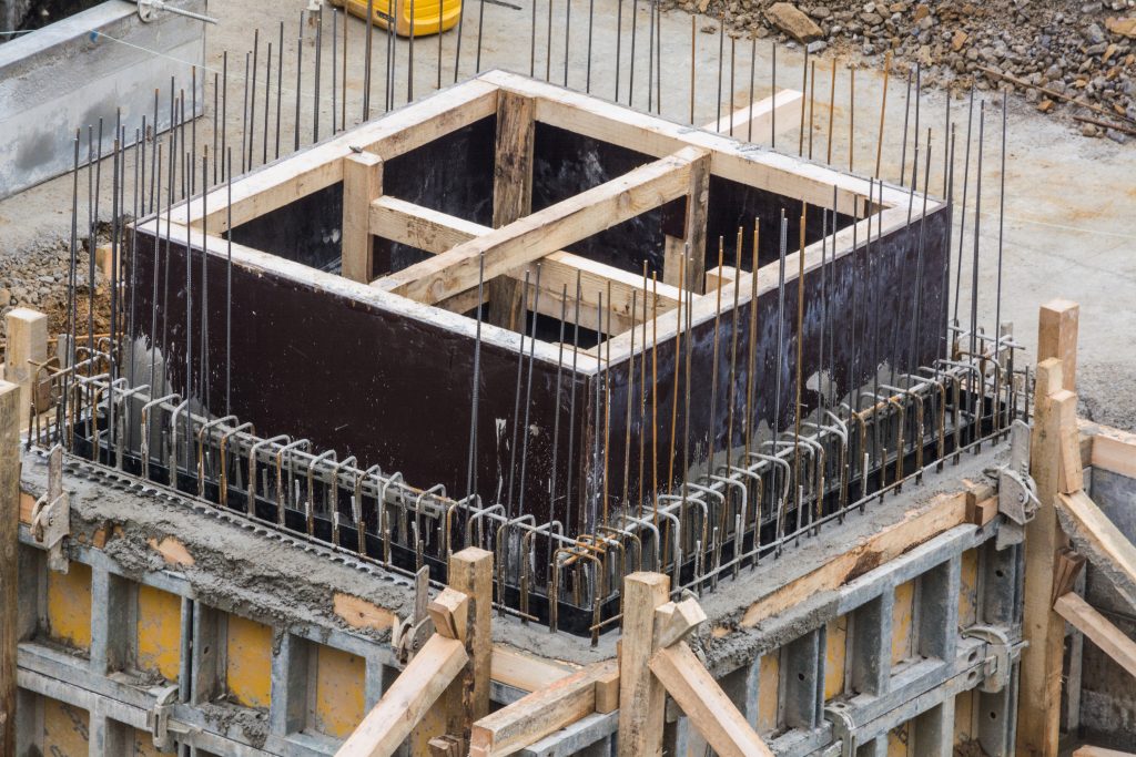Foundation building of steel and concrete