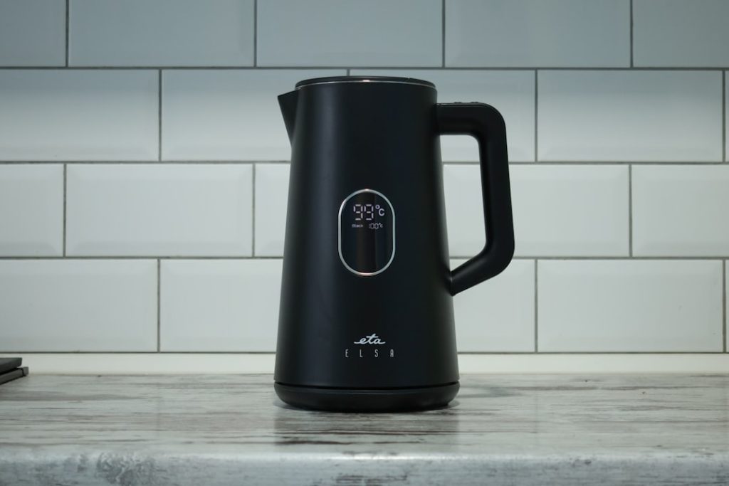 Photo electric water kettle