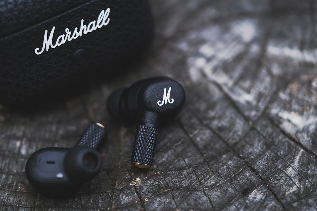 Photo noise-cancelling headphones